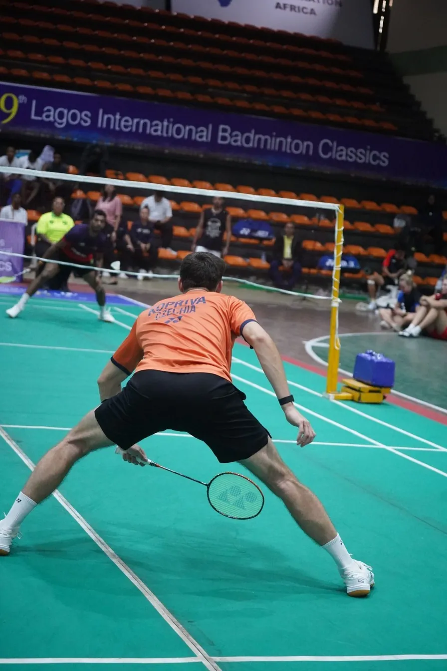 Игрок у сетки во время матча Lagos International Badminton Classics 2026