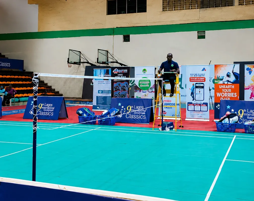 Корты и спонсорские щиты в Okoya Thomas Hall во время Lagos International Badminton Classics 2026